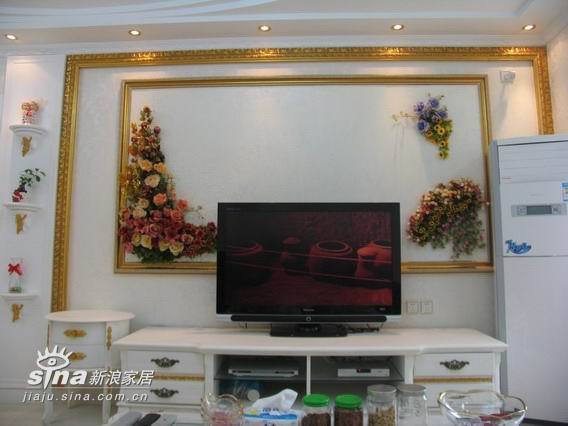 用油画框和欧式绢花设计造型的电视墙图片