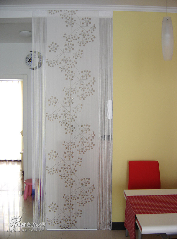 最近新换的客厅和门厅之间的白色隔断帘,原来挂的是lg选的紫色线帘,但