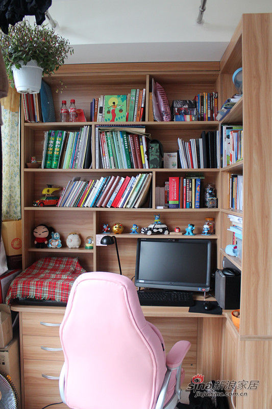 观景阳台被改造成了小书房。粉红的办公椅超级