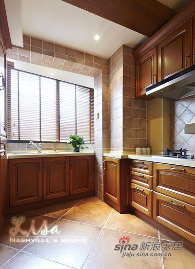 采光很好的厨房,整体橱柜选择了同系列的棕色