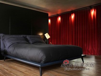卧室以暗色和舒适作为着重点,深重的蓝黑色调