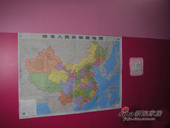 大床对面的中国地图,上面用来标记曾经去过的