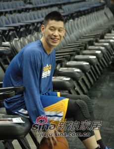 在黑人当道的美国篮球圈里,黄皮肤的华裔球员
