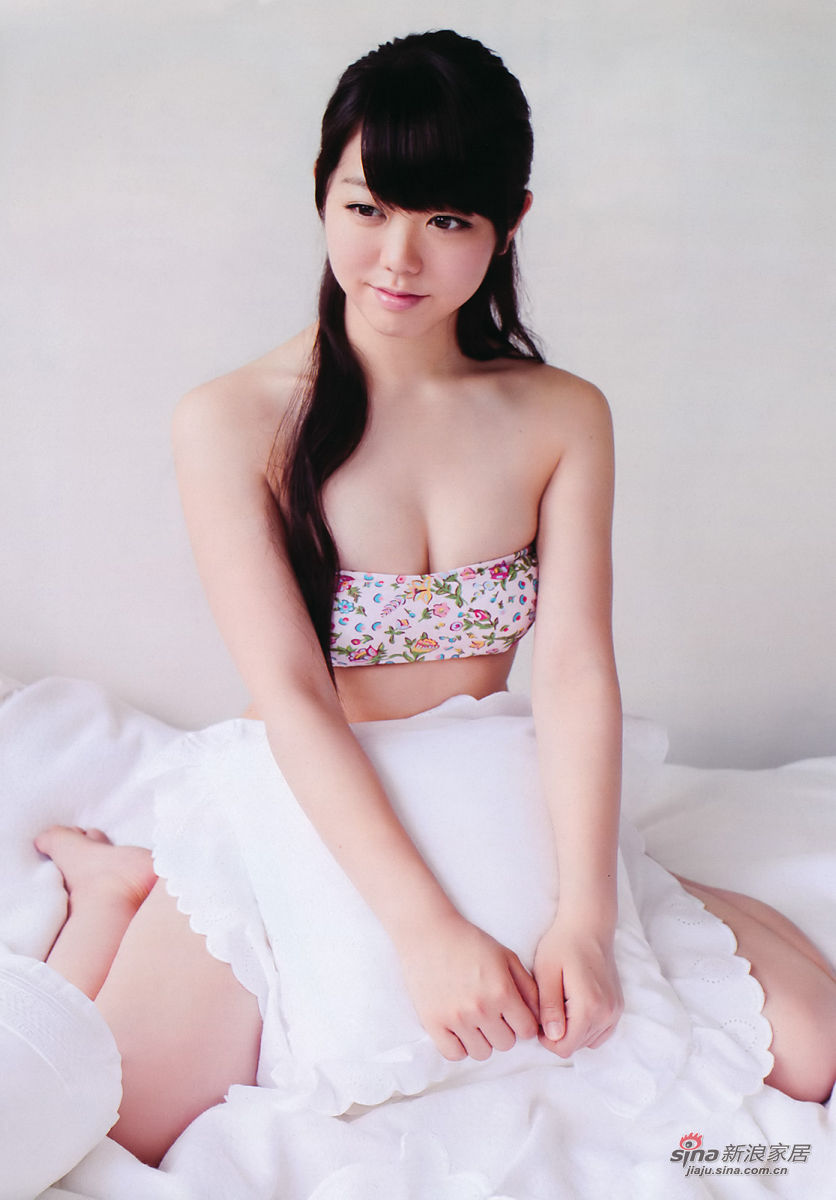 峯岸南与白滨亚岚被某杂志偷拍到共度良宵的照片后,因为AKB48一向禁止成员恋爱,加上根据过往的经验,即使人气地位多高,事务所对被爆有男女方面纠纷的成员处分也毫不客气,基本上均处以 冷藏 被毕业 等手段 峯岸南在事件后,AKB48的执行委员会马上对应宣布其由