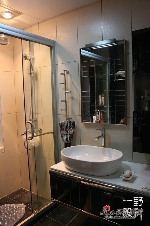卫生间台盆柜+台盆+龙头+镜面+镜前灯+边柜是