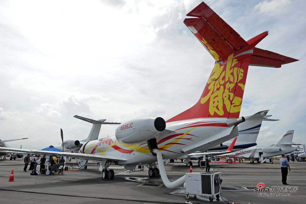 【,香港演员成龙的私人飞机出现在新加坡航展