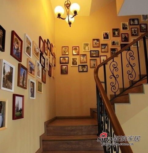 【楼梯上的照片墙】