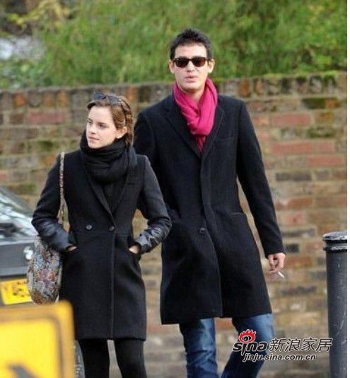 Emma Watson 和神秘男友出现街头,两人黑色呢