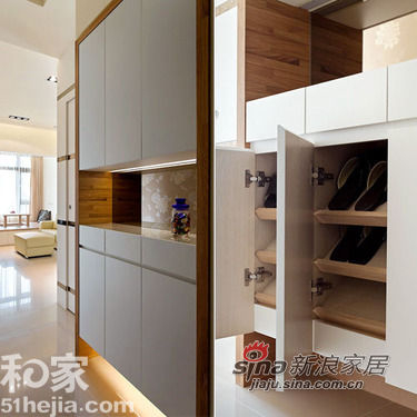 为解决顶天鞋柜桶深不足问题,在柜体内侧改以倾斜层板设计,加深空间量