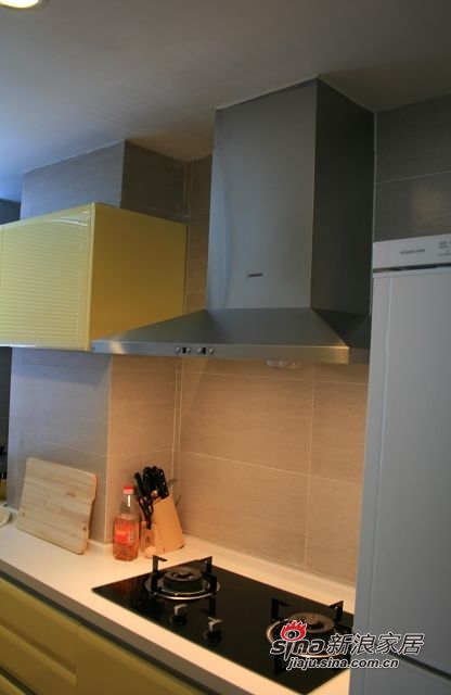 厨房采用灰色的墙面转以及黄色的烤漆面板,siemens的冰箱,油烟机,炉灶