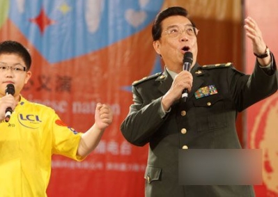 一天,李双江的学生介绍我去听他的课,说他讲得很好.我去了.