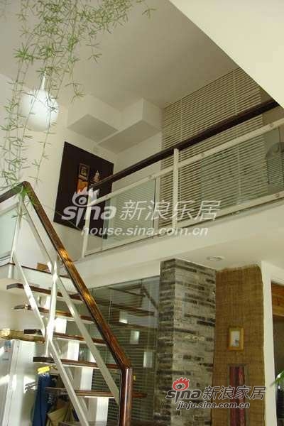【门的右边是敞开式左手厨房是楼梯和卫生间厦门模具设计管理规划图片