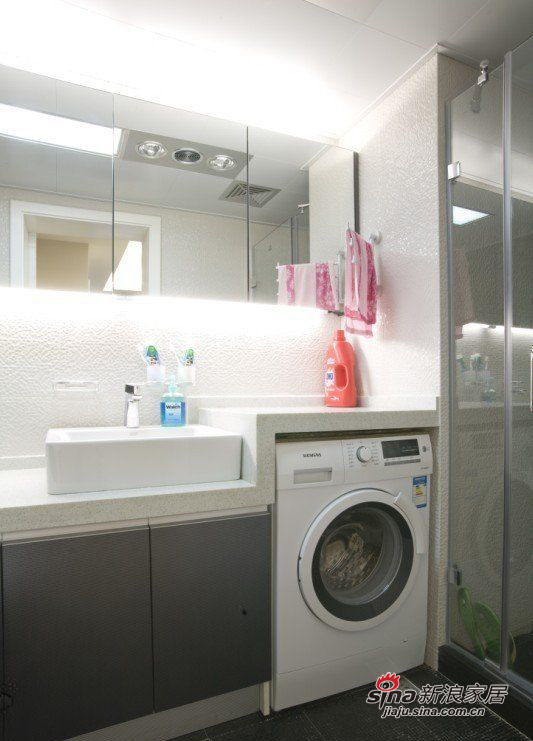 【洗衣机也放进了卫生间,脏衣服在洗澡的时候