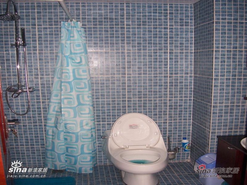 【洗手间,墙面的瓷砖是我喜欢的,蓝蓝的,看着多