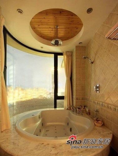 【超级浪漫豪华的浴室,圆形的吊顶喷淋。】