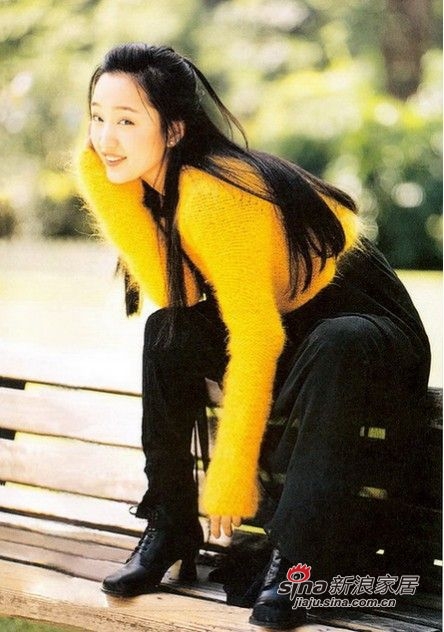 杨钰莹外表清纯,声音甜美,深受歌迷喜爱,在1990年代初期曾红极一时,有