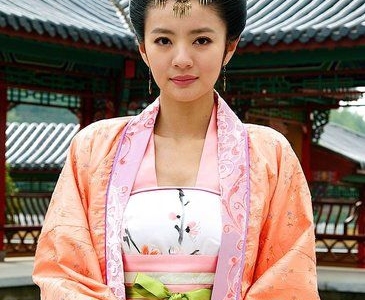 《后宫》横店热拍中 安以轩剧照